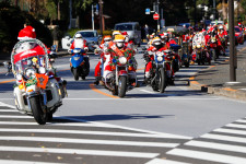 Száz motoros Mikulás döngetett Tokióban, hogy a gyermekbántalmazásra hívja fel a figyelmet
