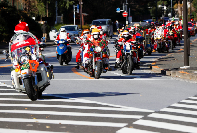 Felvonulós Mikulás-motorosok TokióbanFotó: Issei Kato/Reuters