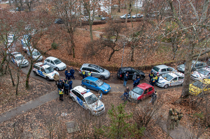 Autós üldözés végén gyalog fogták el a rendőrök azt a férfit, akinek már a börtönben kellett volna ülnie