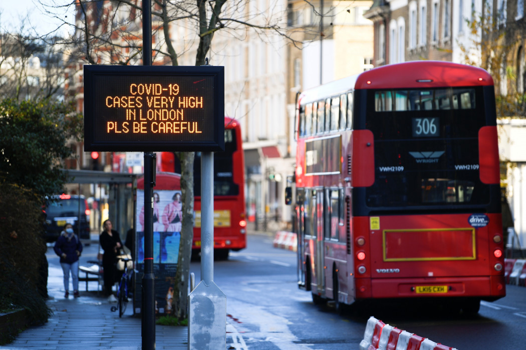 Közegészségügyi tájékoztató tábla figyelmeztet a szigorításokra Londonban, 2020. december 20-án – Fotó: Toby Melville / Reuters