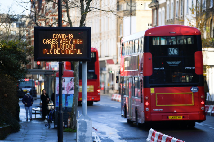 Közegészségügyi tájékoztató tábla figyelmeztet a szigorításokra Londonban, 2020. december 20-án – Fotó: Toby Melville / Reuters