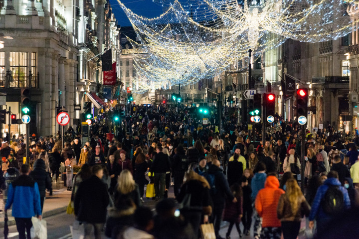 Tömeg London egyik bevásárlóutcáján a lezárás előtt 2020. december 19-én – Fotó: Maciek Musialek / NurPhoto / AFP