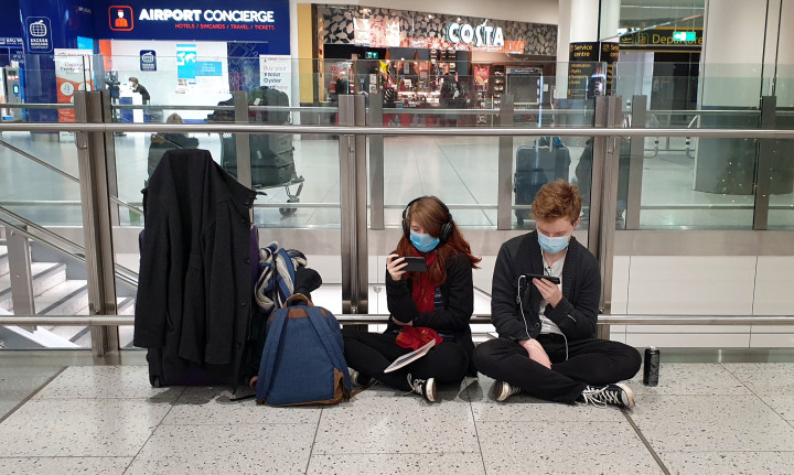 Várakozó utasok a London–Gatwick repülőtéren 2020. december 20-án – Fotó: Gareth Fuller / PA Images / Getty Images