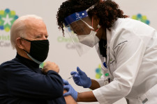 Joe Biden élő adásban adatta be magának a koronavírus elleni vakcinát