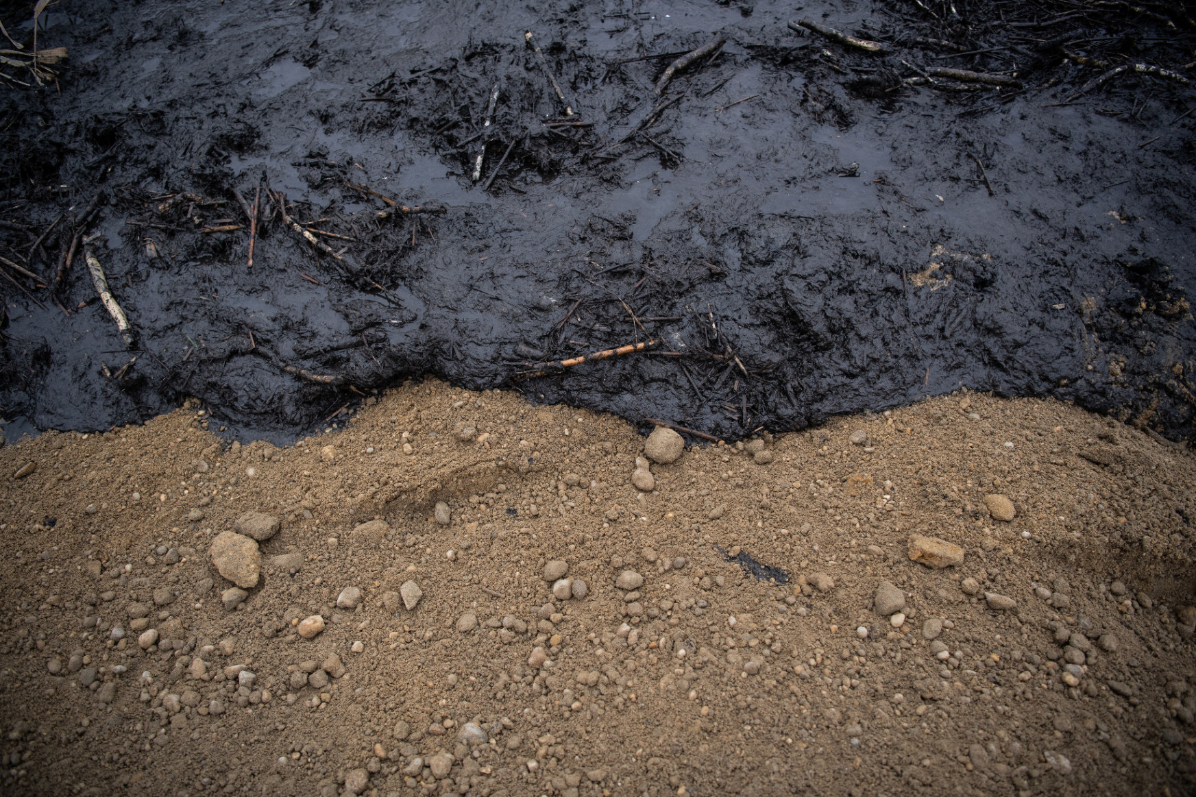 Kétmilliós nyomravezetői díjjal keresi a rendőrség azt, aki több ezer liter fáradt olajat öntött ki a Ráckevei-Soroksári Duna-ágnál
