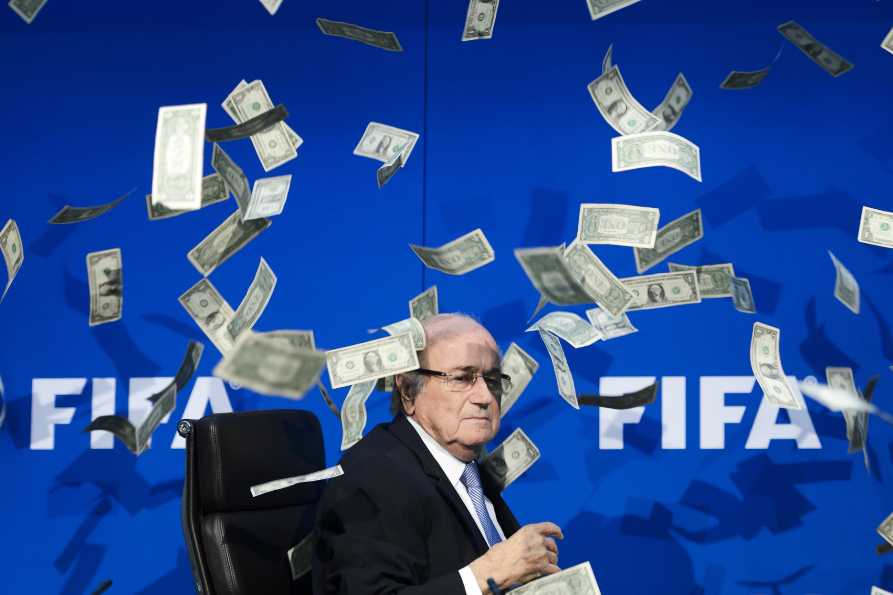 Feljelentette a FIFA az egykori elnökét, Sepp Blattert korrupció miatt