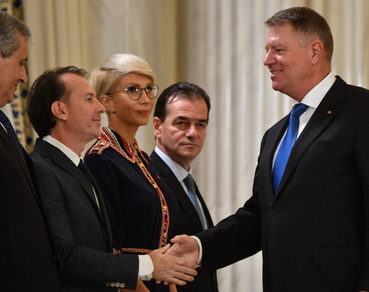 Florin Cîţu pénzügyminiszter és Klaus Iohannis államfő kézfogása 2019. november 4-én, Bukarestben – Fotó: DANIEL MIHAILESCU / AFP