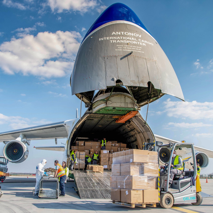 Már a legerősebb teherszállító repülőkkel próbálják kikerülni a brit határkáoszt