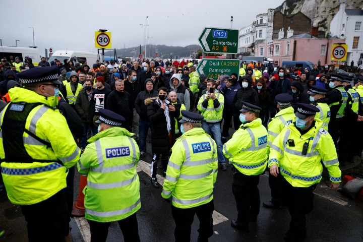 Sor a doveri kikötőhőz, majd a sofőrök a rendőrök szemben állása a kikötő bejáratánál 2020. december 23-án – Fotó: John Sibley / Reuters
