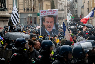 Százezres tüntetéseket szült Macron fordulata