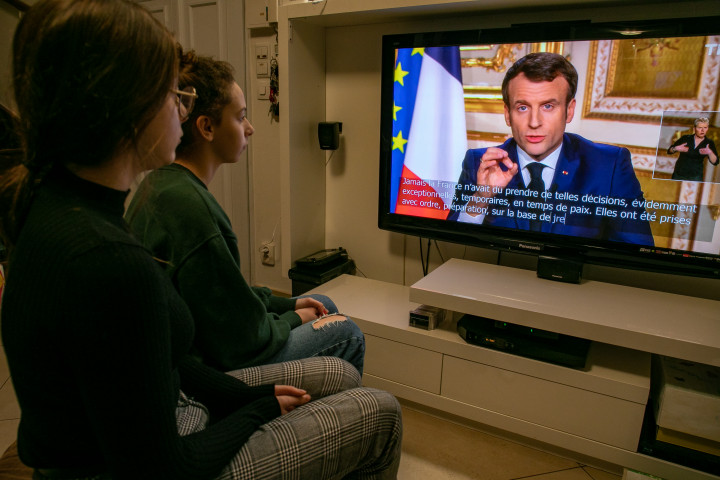 Macron a koronavírus-járvány miatt intézett beszédét hallgatják fiatalok egy párizsi lakásban 2020 márciusában – Fotó: Marc Piasecki / Getty Images