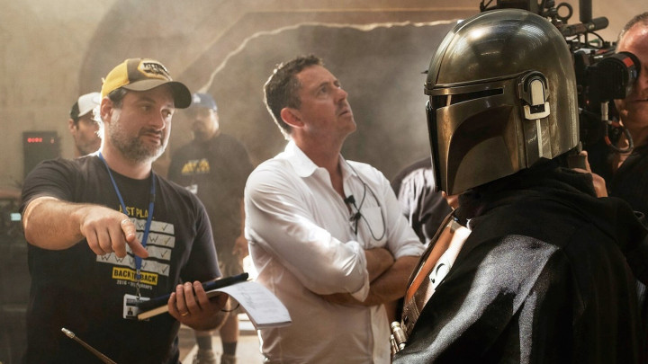 Dave Filoni a Mandalorian forgatásán – Fotó: Disney