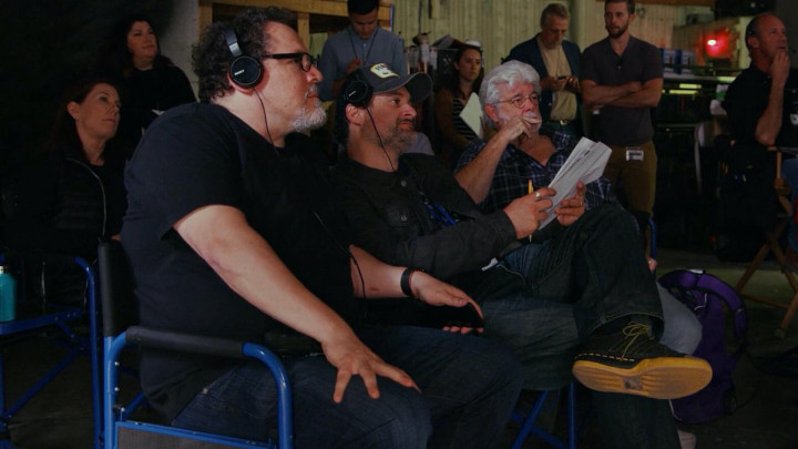 Jon Favreau, Dave Filoni és George Lucas a Mandalorian forgatásán – Fotó: Disney