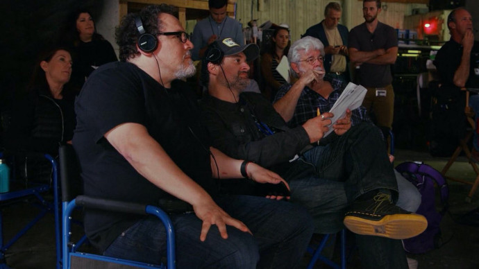 Jon Favreau, Dave Filoni és George Lucas a Mandalorian forgatásán – Fotó: Disney