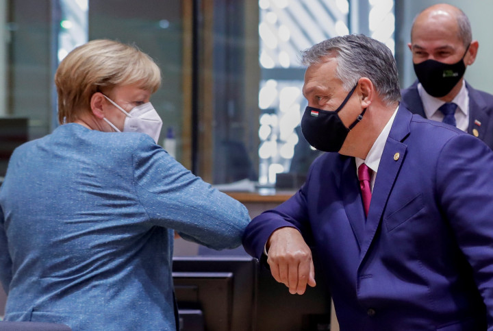 Angela Merkel és Orbán Viktor üdvözli egymást a brüsszeli EU-csúcson 2020. október 1-én – Fotó: Olivier HOSLET / POOL / AFP