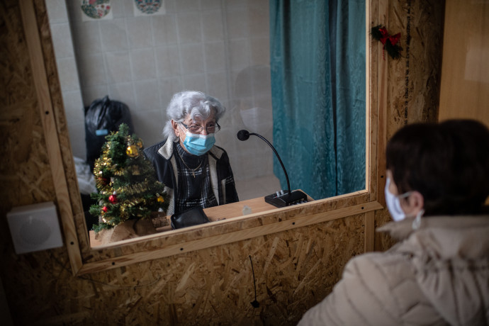 Bencs Kamilla három családtagja is az otthonban él, ekkor 96 éves anyósát látogatta – Fotó: Bődey János / Telex
