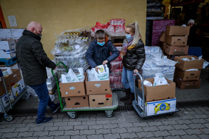 Összepakolják a tartós élelmiszercsomagokat a budapesti központban – Fotó: Huszti István / Telex