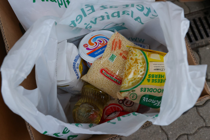 Összepakolják a tartós élelmiszercsomagokat a budapesti központban – Fotó: Huszti István / Telex