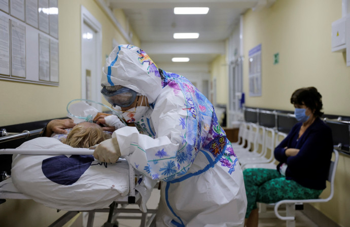 Az önkéntesként dolgozó Leonyid Krasznyer vidám színekkel tartja a lelket a betegekben egy moszkvai kórházban. Foto: Reuters / Maxim Shemetov