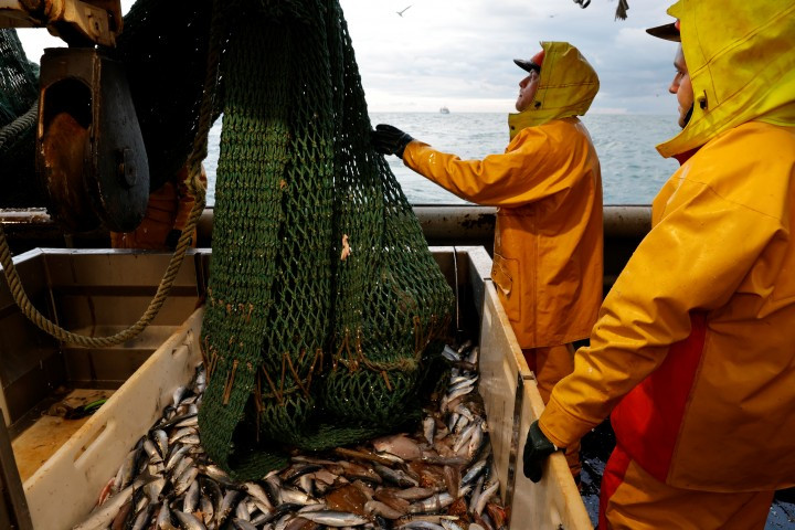 Francia halászhajó az Északi-tengeren 2020. december 7-én. A halászok a fogás egynegyed részét brit vizeken halásszák le, amennyiben a brexit korlátozná a bejutásukat az eddigi halászterületekre, az a megélhetésüket veszélyeztetné – Fotó: Pascal Rossignol / REUTERS