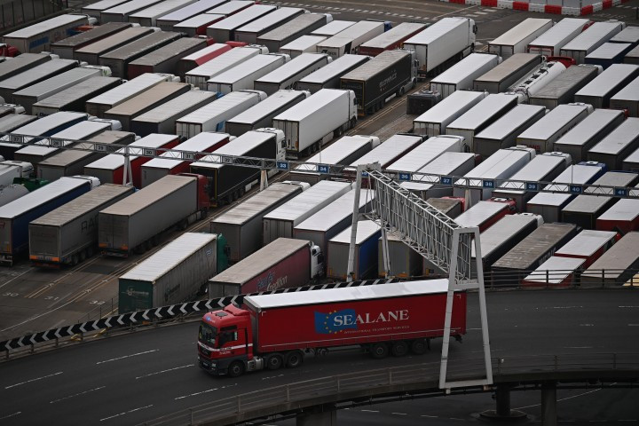 Kamionok várakoznak Dover kikötőjében 2020. december 18-án – Ben Stansall / AFP