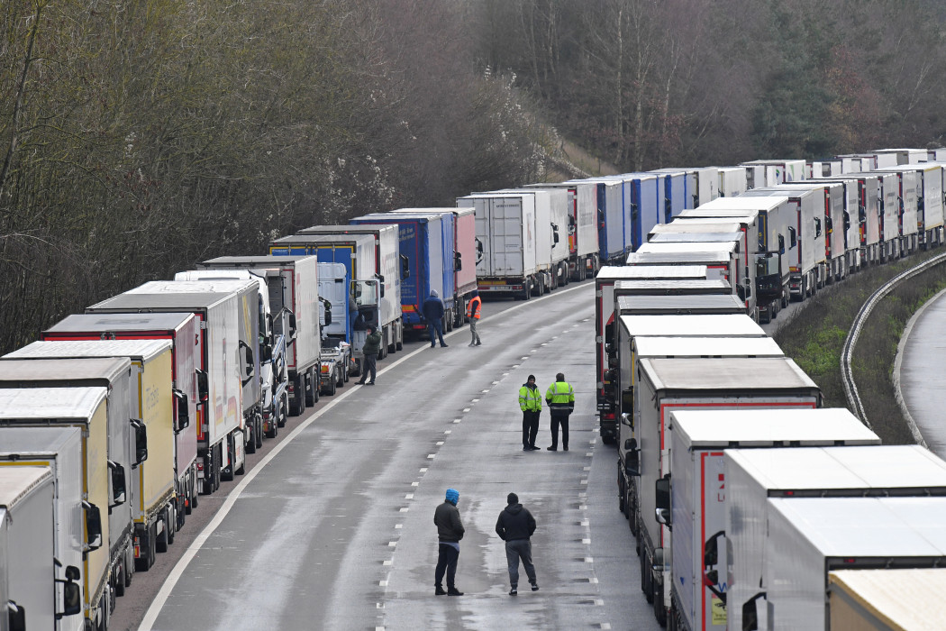 Kamionosok várakoznak az M20-as úton Dover felé december 24-én. Fotó: JUSTIN TALLIS / AFP
