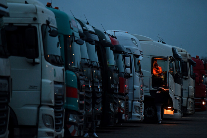 Sok magyar tölti a szentestét kamionja fülkéjében a doveri sorban, tesztelésre várva