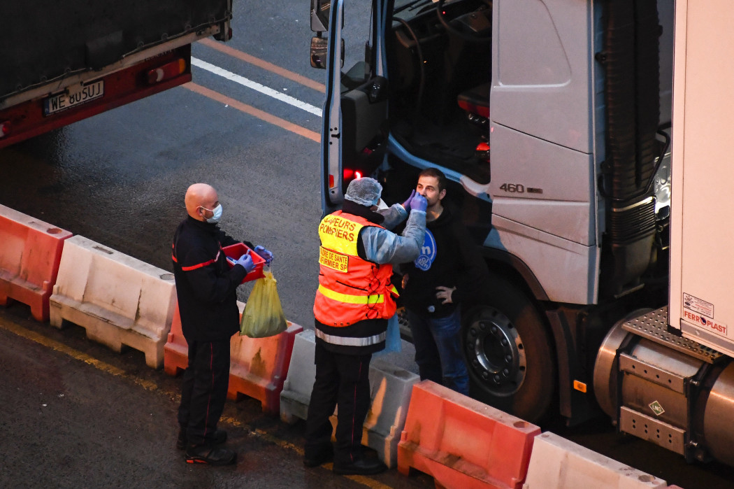Koronavírus-tesztre vesznek mintát egy kamionsofőrtől a doveri kikötőben 2020. december 24-én. Fotó: MTI/AP/PA/Aaron Chown