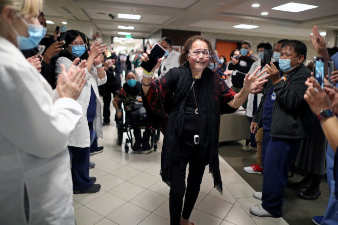 Pambuan kollégái körében a kórház elhagyásának napján – Fotó: Lucy Nicholson / Reuters