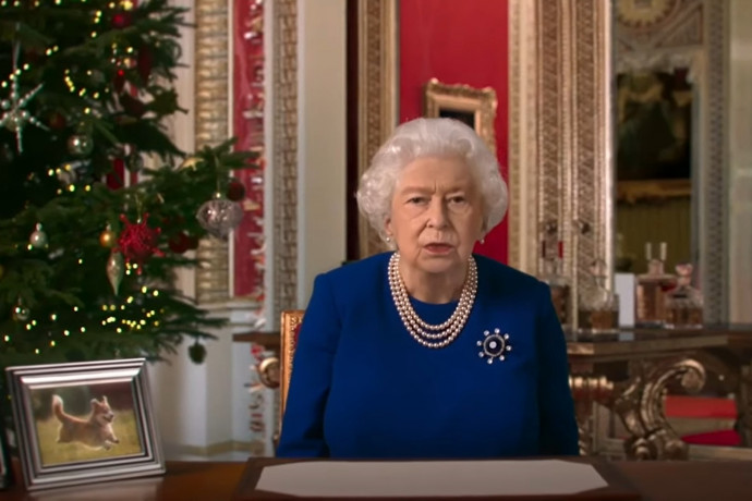 Deepfake királynő mondta a karácsonyi köszöntőt egy brit tévében, felháborodott a fél ország