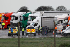 Még mindig több ezer kamionos vár átkelésre Dovernél, újabb katonákat küldenek segíteni a tesztelésben