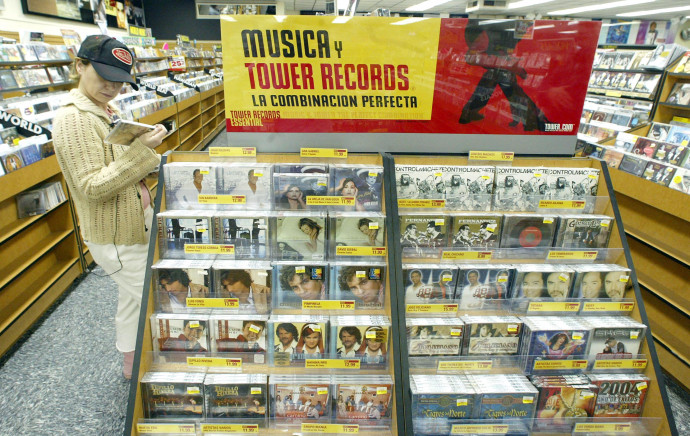 Böngésző vásárló a Tower Records hollywoodi üzletében, 2004-ben. Fotó: AFP/Europress