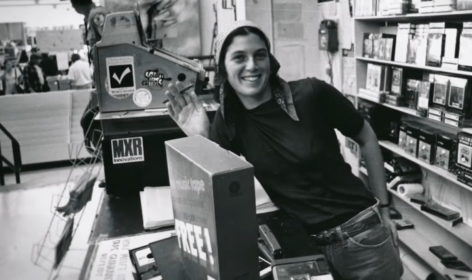 Munkaruhára vonatkozó szabályok nem voltak. Fotó: All things must pass filmelőzetes.