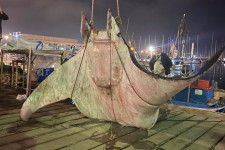 Egy 400 kilós, már elpusztult ördögráját emeltek ki a vízből Szicíliában