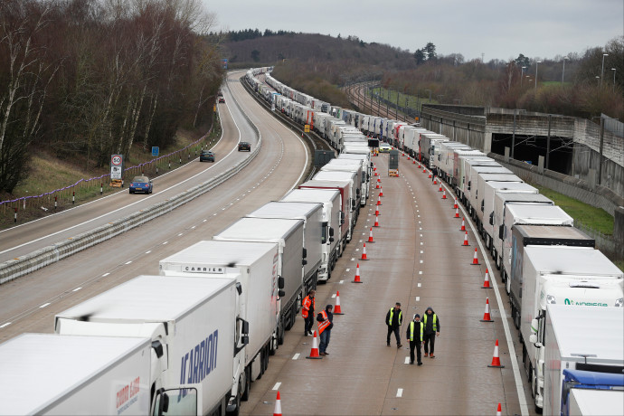 Még 1600 kamion vár Dovernél az átkelésre