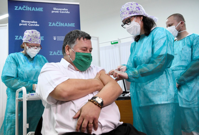 Vladimír Krčméry infektológus megkapja a koronavírus elleni oltást december 26-án Nyitrán. – Fotó: Radovan Stoklasa / Reuters