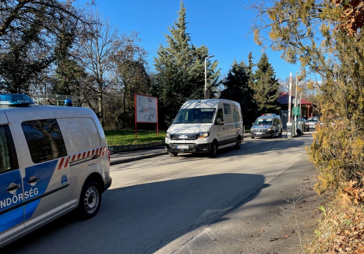 A Pfizer-BioNTech vakcinát szállító kisteherautó rendőri felvezetéssel 2020. december 26-án. – Fotó: Linde Gáz Magyarország Zrt.