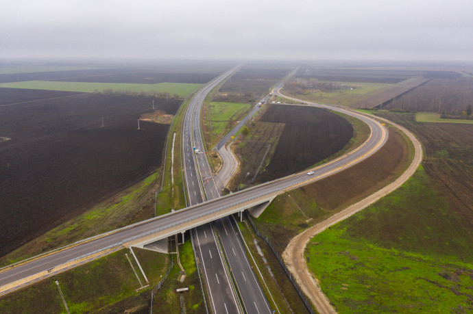 Az M44-es gyorsforgalmi út 2020 decemberében átadott új szakasza Békéscsaba és Kondoros között. Forrás: NIF Zrt.