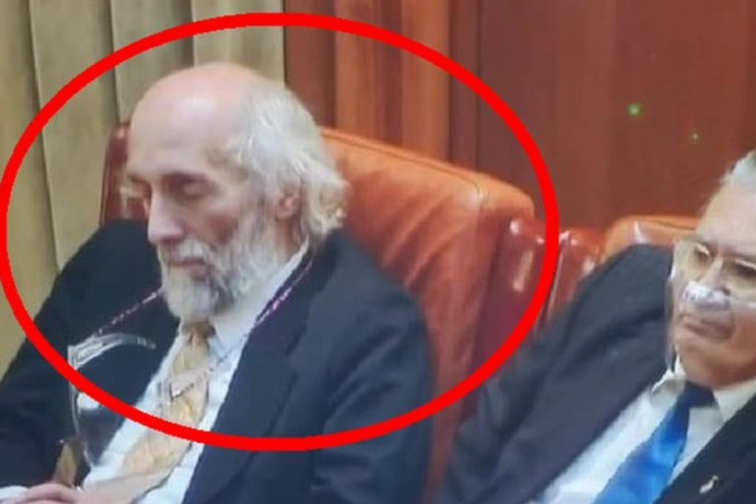 Dehogy aludt, csak a vishuddha csakrát aktiválta, állítja a bóbiskolni tűnő román politikus