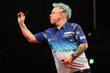 Bombameglepetés a darts-vb-n, kiesett a címvédő