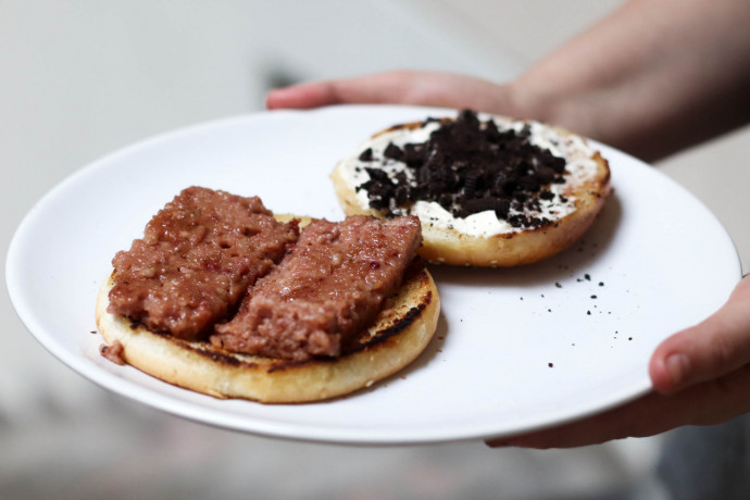 Megcsináltuk a kínai McDonald’s oreós-löncshúsos hamburgerét, hogy önnek ne kelljen