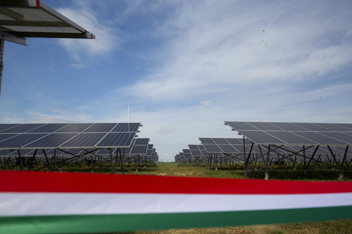 Az Astrasun cégcsoport 600 millió forintból épült mintegy másfél megawatt teljesítményű napelemparkjának részlete Csurgón az átadóünnepség napján, 2020. október 2-án. – Fotó: Varga György / MTI