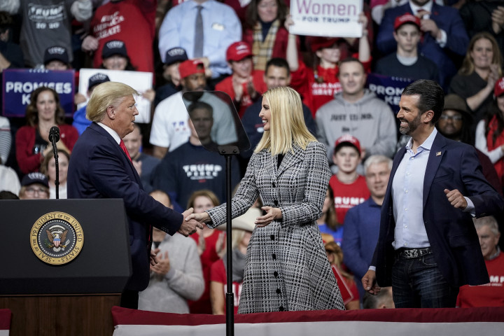 Donald Trump, Ivanka Trump és Donald Trump Jr. egy kampányeseményen 2020 februárjában – Fotó: Drew Angerer / Getty Images