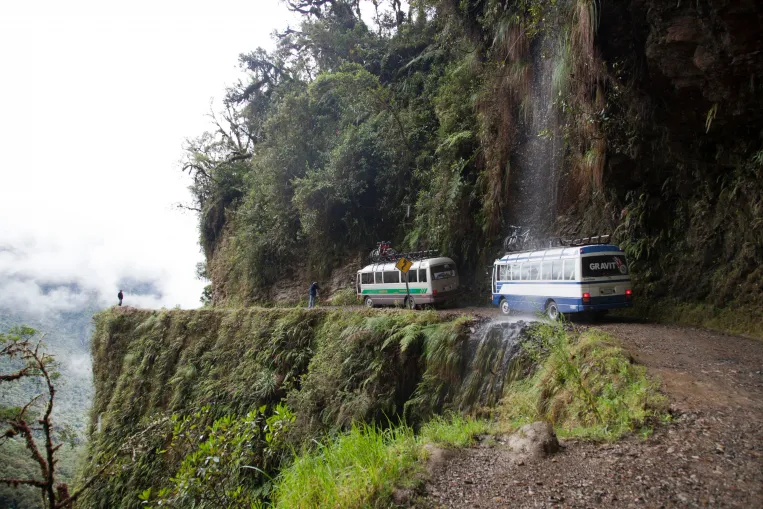 Dél-Amerika legveszélyesebb útján még a KRESZ-t is átírták, hogy ne százasával haljanak meg az emberek