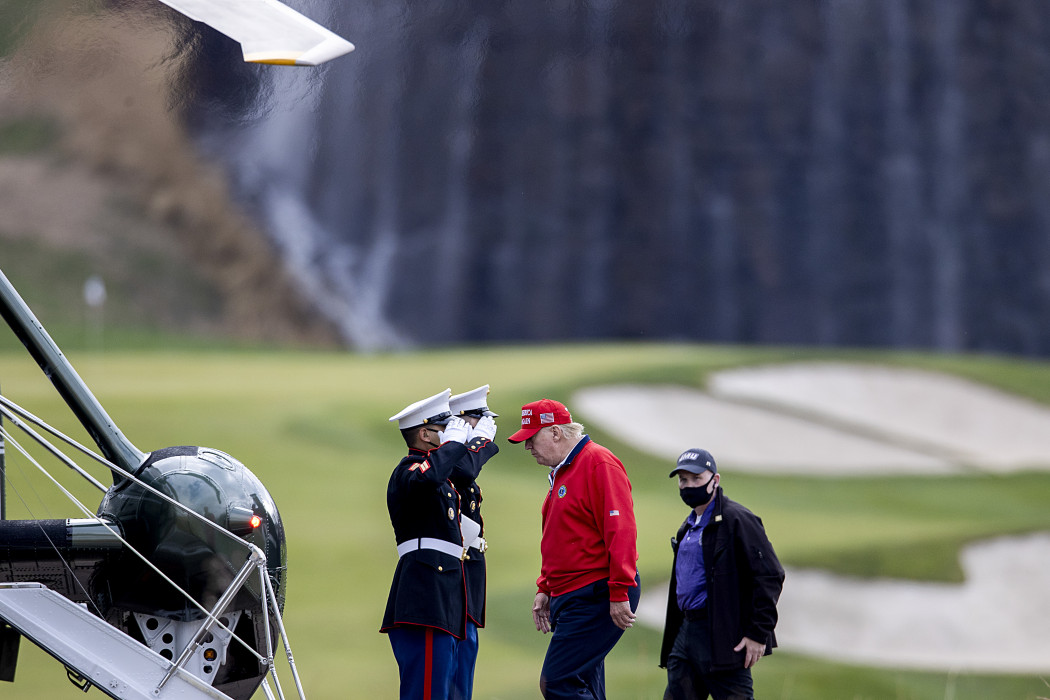 Donald Trump visszaindul a golfpályáról a Fehér Házba 2020. november 27-én – Fotó: Tasos Katopodis/Getty Images/AFP