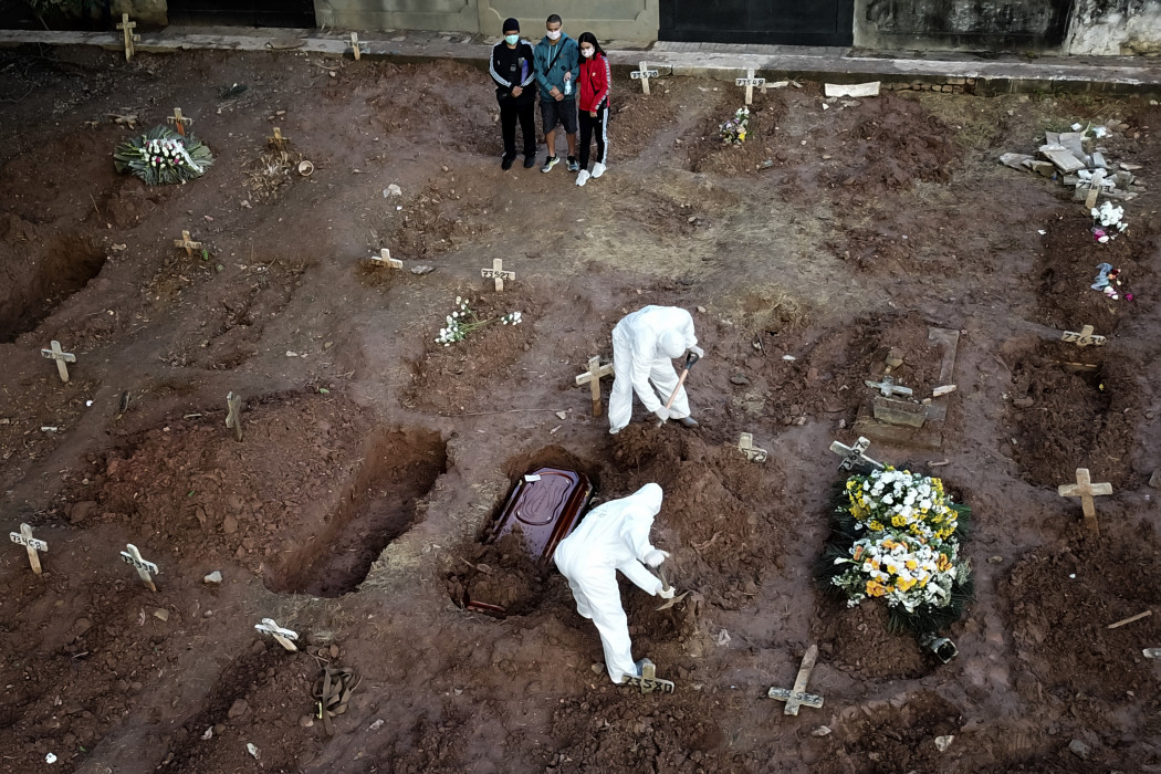 A koronavírus áldozatait temetik el Rio de Janeiróban 2020. május 8-án – Fotó: Buda Mendes/Getty Images