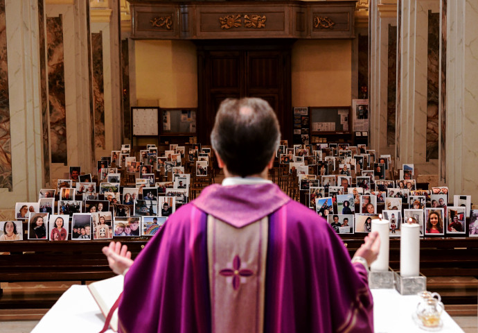 A hívek által beküldött fényképek előtt tartott misét egy olasz pap 2020. március 22-én – Fotó: Piero Cruciatti / AFP