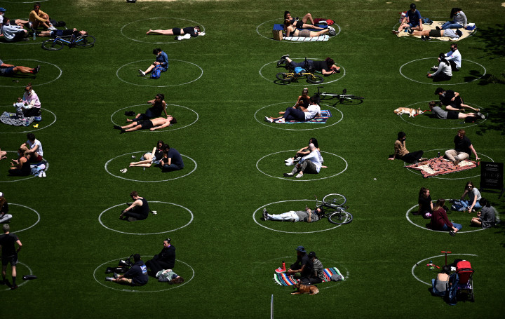 A közösségi távolságtartást felrajzolt körökkel, látványosan betartva pihennek emberek egy New York-i parkban 2020. május 17-én – Fotó: Johannes Eisele / AFP