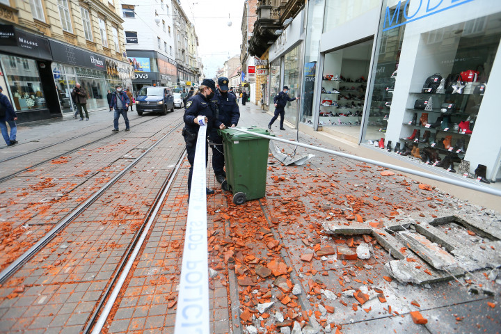 Rendőrök biztosítják egy utca veszélyessé vált részét Zágrábban – Fotó: Antonio Bronic / Reuters