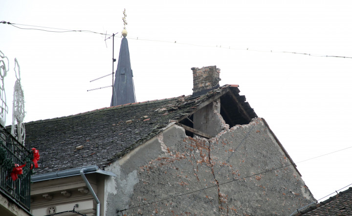 Megrongálódott tető Petrinjában 2020. december 28-án – Fotó: Stipe Majic/AFP